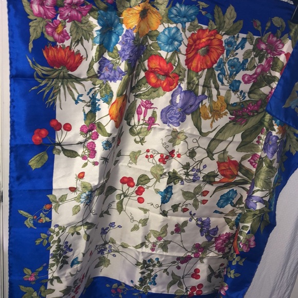 34x34 Coach Silk Scarf Adorned With Florals, Cherries, Vines and a Blue Boarder - Picture 4 of 7